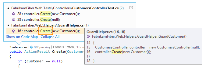 Snímek obrazovky, který ukazuje, jak pomocí CodeLens – funkce Peek reference, zobrazit soubor s referencí ve Visual Studio 2019.