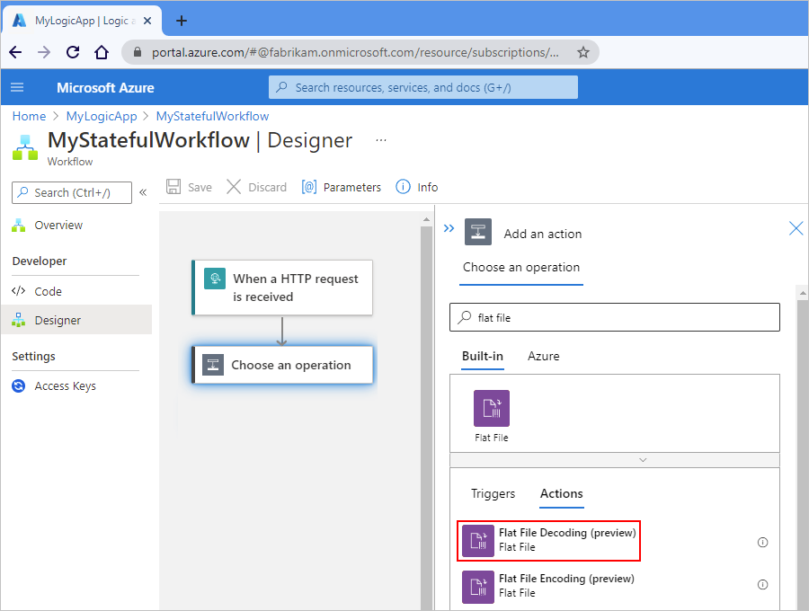 Screenshot des Azure-Portals und des Standardworkflow-Designers mit „flat file“ (Flatfile) im Suchfeld und ausgewählter Aktion „Flatfile-Decodierung“.