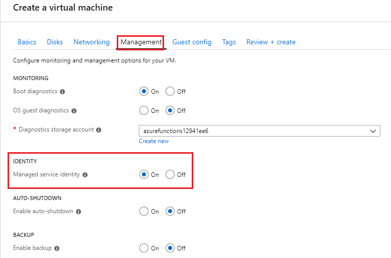 Screenshot: Aktivierung der systemseitig zugewiesenen Identität während der VM-Erstellung