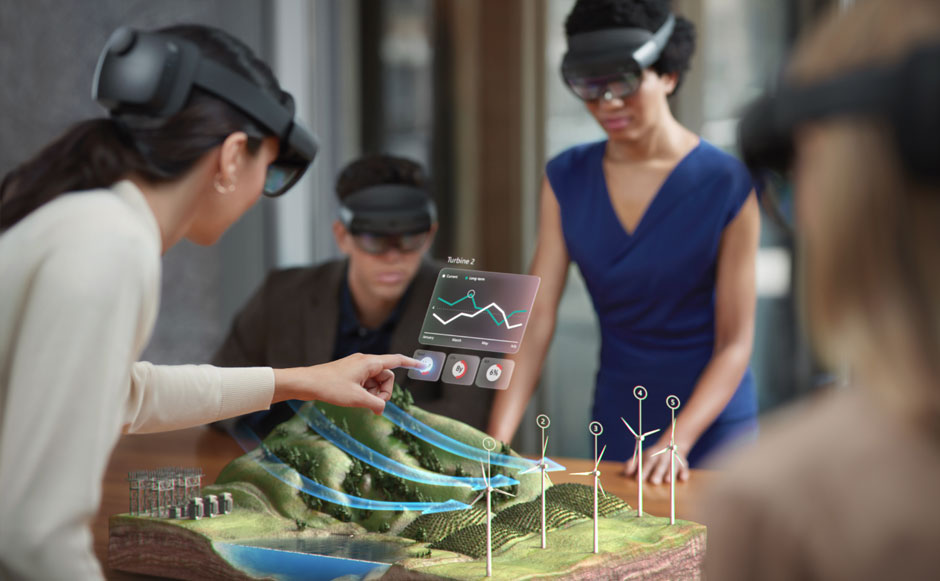 Gruppe von Regierungsmitarbeitern, die Microsoft HoloLens 2 verwenden, um an einem Windparkentwicklungsprojekt zusammenzuarbeiten