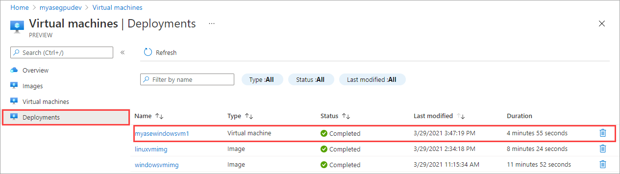 Captura de pantalla que muestra el panel Implementaciones en una vista de Máquinas virtuales de un dispositivo Azure Stack Edge. La entrada de la implementación de la máquina virtual está resaltada.