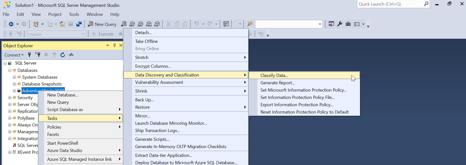 Captura de pantalla en la que se muestra el Explorador de objetos de SSMS con la opción Tareas > Detección y clasificación de datos > Clasificar datos… seleccionada.