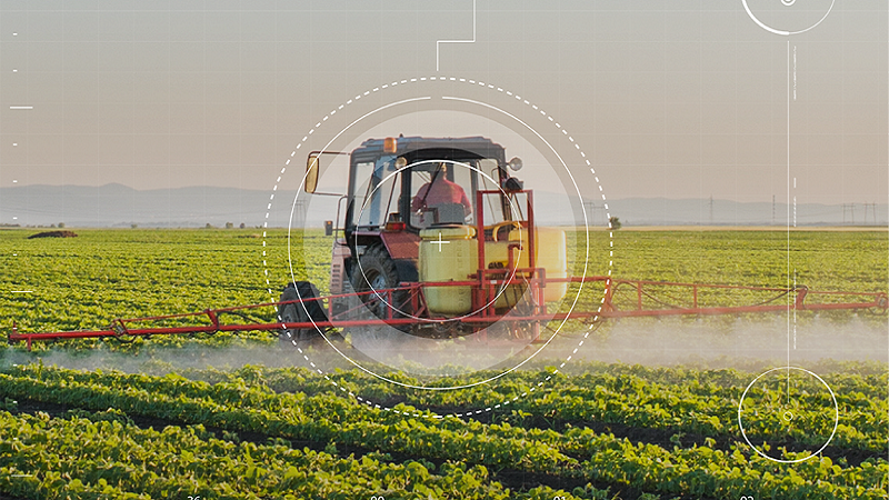 Foto del agricultor que opera un tractor en un campo.