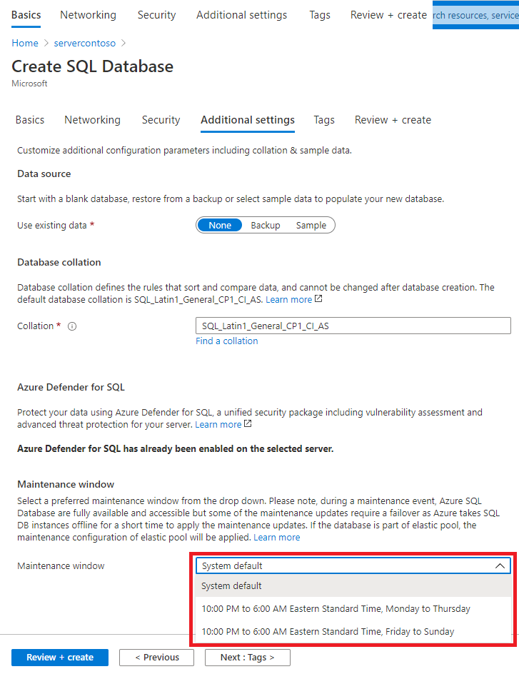 Capture d’écran du Portail Azure montrant l’Assistant Création d’une base de données SQL. L’onglet Paramètres supplémentaires est ouvert et la liste déroulante Fenêtre de maintenance est encadrée en rouge.