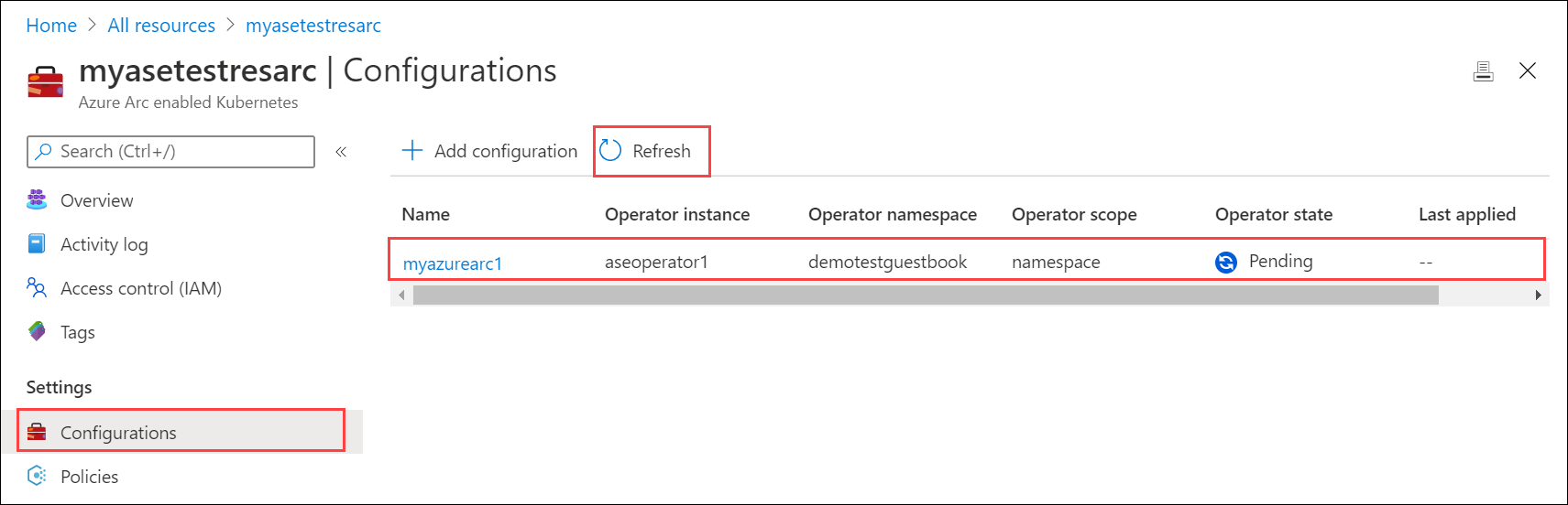 Capture d’écran montrant le cluster Kubernetes avec Azure Arc dans un état en attente pendant qu’il s’actualise.