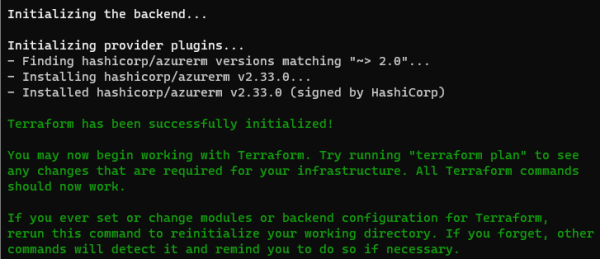 Capture d’écran de l’exécution de la commande terraform init qui montre le téléchargement du module azurerm et un message de réussite.