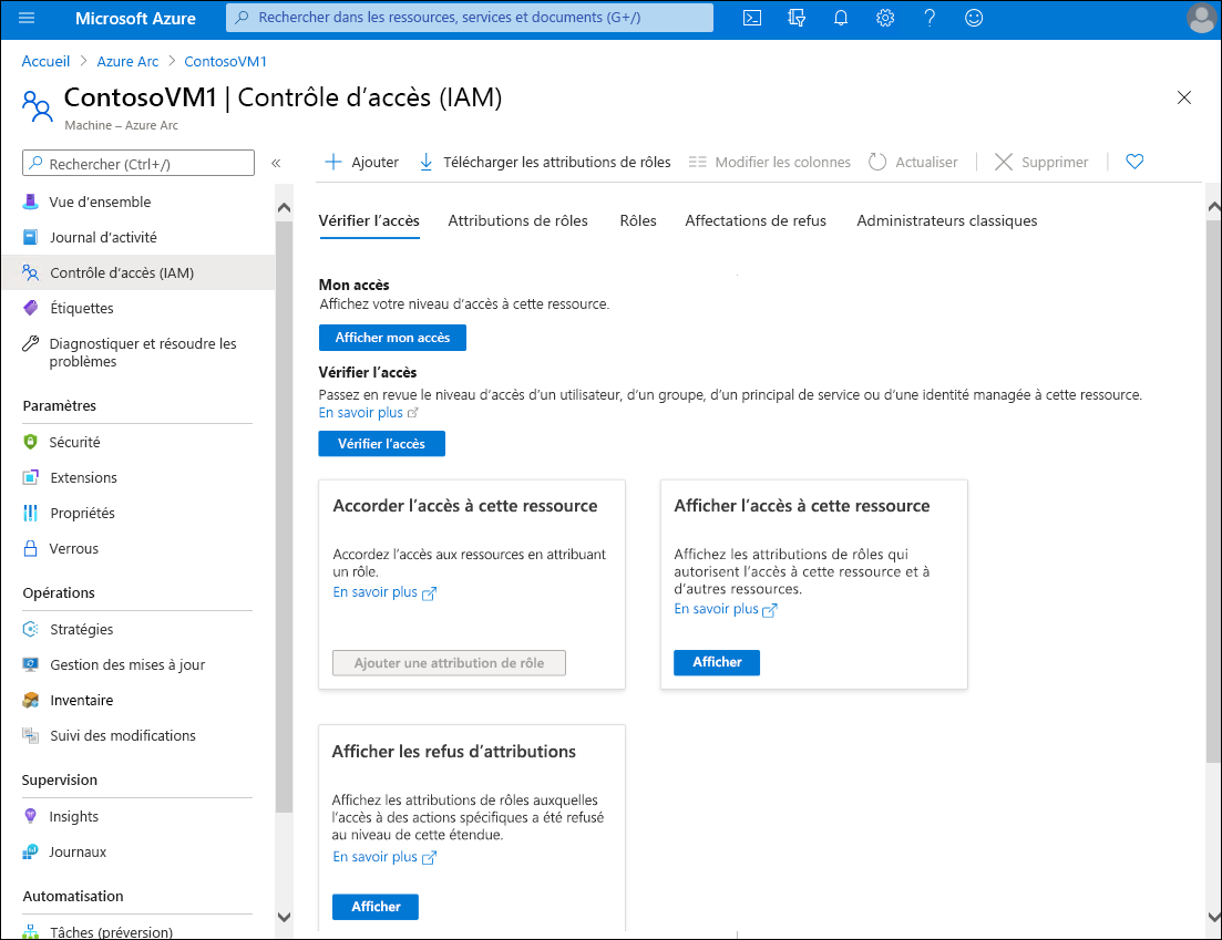 Capture d’écran de la page de contrôle d’accès (IAM) dans le portail Azure pour la machine virtuelle sélectionnée : ContosoVM1. Le volet d’informations présente plusieurs onglets : Vérifier l’accès (sélectionné), Attributions de rôles, Affectations de refus, Administrateurs classiques et Rôles.