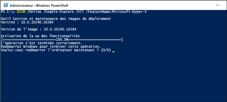 Fenêtre de la console montrant l’activation d’Hyper-V.