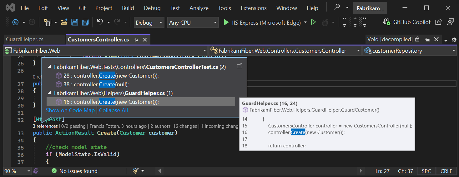 Capture d’écran des indicateurs CodeLens dans l’éditeur de code Visual Studio.