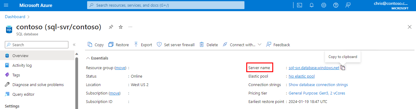 Screenshot della pagina di panoramica de database SQL nel portale di Azure con il nome del server evidenziato.