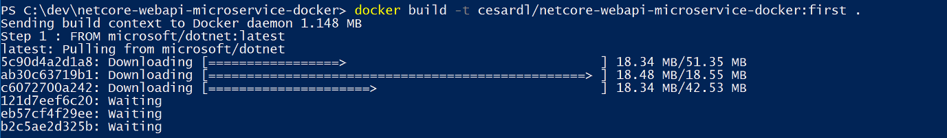 Screenshot che mostra l'output della console del comando docker build.