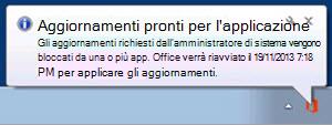 Screenshot di una notifica che indica che gli aggiornamenti richiesti dall'amministratore di sistema sono bloccati da una o più app, con un orario specifico per il riavvio di Office.