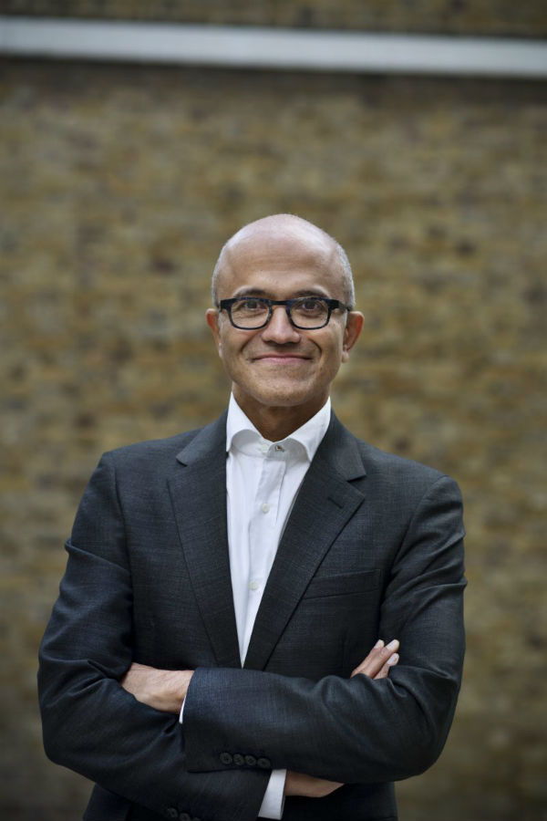 Satya Nadella が笑顔で立っています