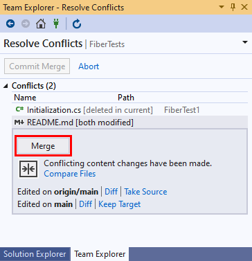 Visual Studio 2019 のチーム エクスプローラーの [競合の解決] ビューの [マージ] ボタンのスクリーンショット。