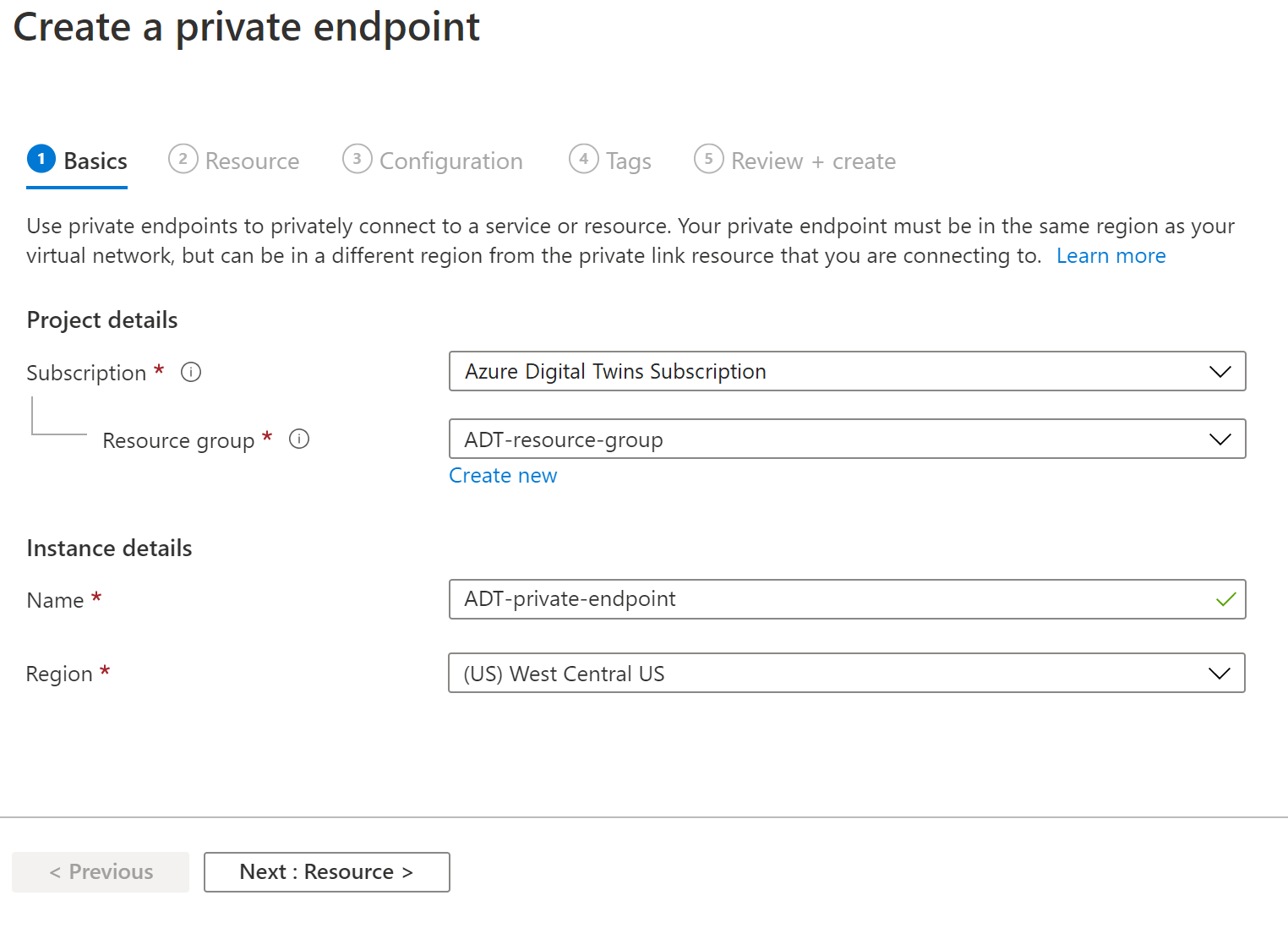 [プライベート エンドポイントの作成] ダイアログの最初の ([基本]) タブが表示されている Azure portal のスクリーンショット。上で説明したフィールドが含まれます。