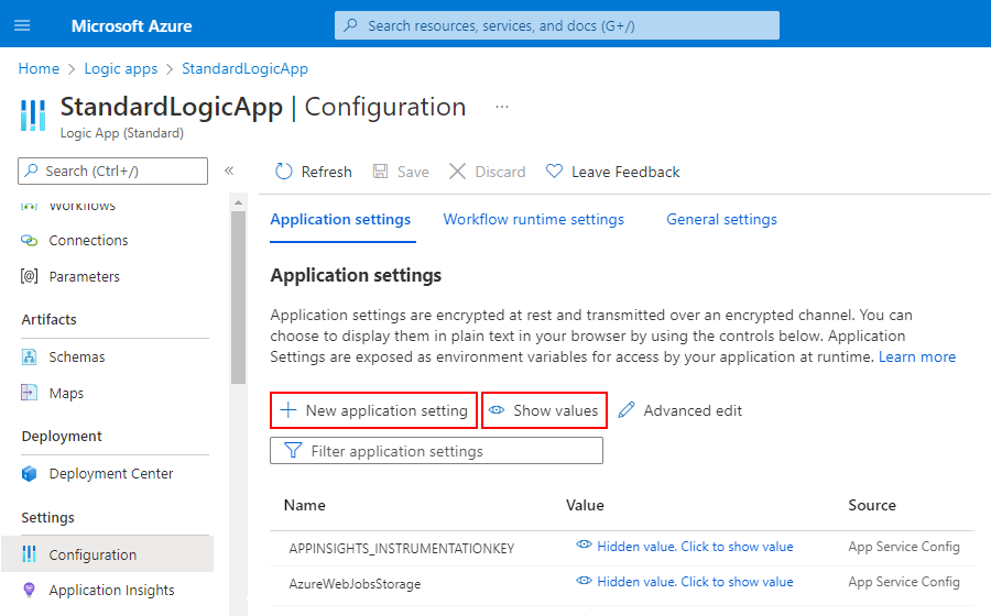 Standard ロジック アプリ用のアプリ設定と値が表示された Azure portal と構成ペインを示すスクリーンショット。