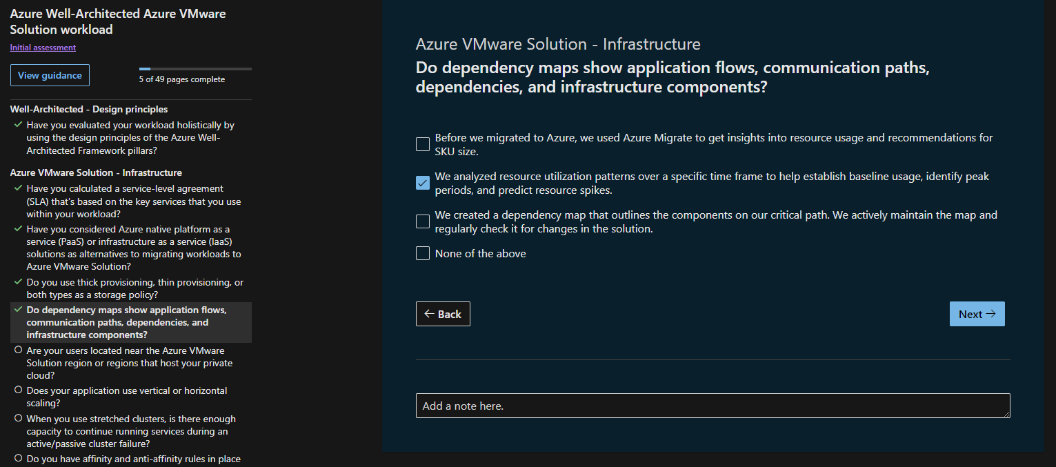 Azure VMware Solution評価の質問のスクリーンショット。いくつかの回答が選択されています。左側には、評価の概要が表示されます。