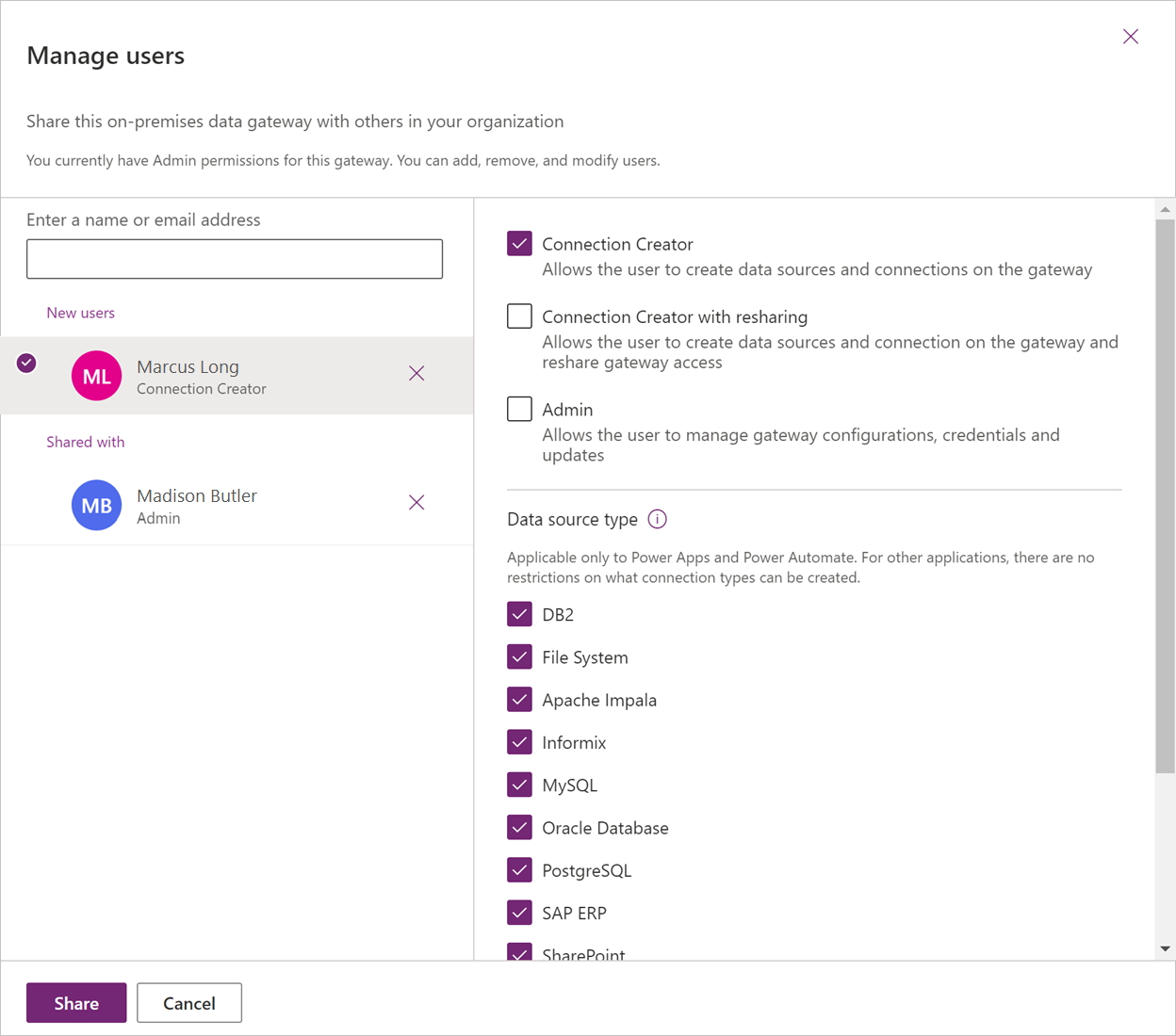 新しいユーザーが強調表示され、接続作成者のロールが選択され、複数のデータ ソースが選択された [ユーザーの管理] ダイアログ ボックスの画像。