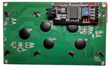 I2C GPIO エキスパンダーを示す文字ディスプレイの背面の画像。