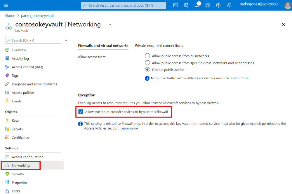 [信頼できる Microsoft サービスがこのファイアウォールをバイパスすることを許可する] 機能が有効になっている Azure Key Vault ネットワーク ページ。