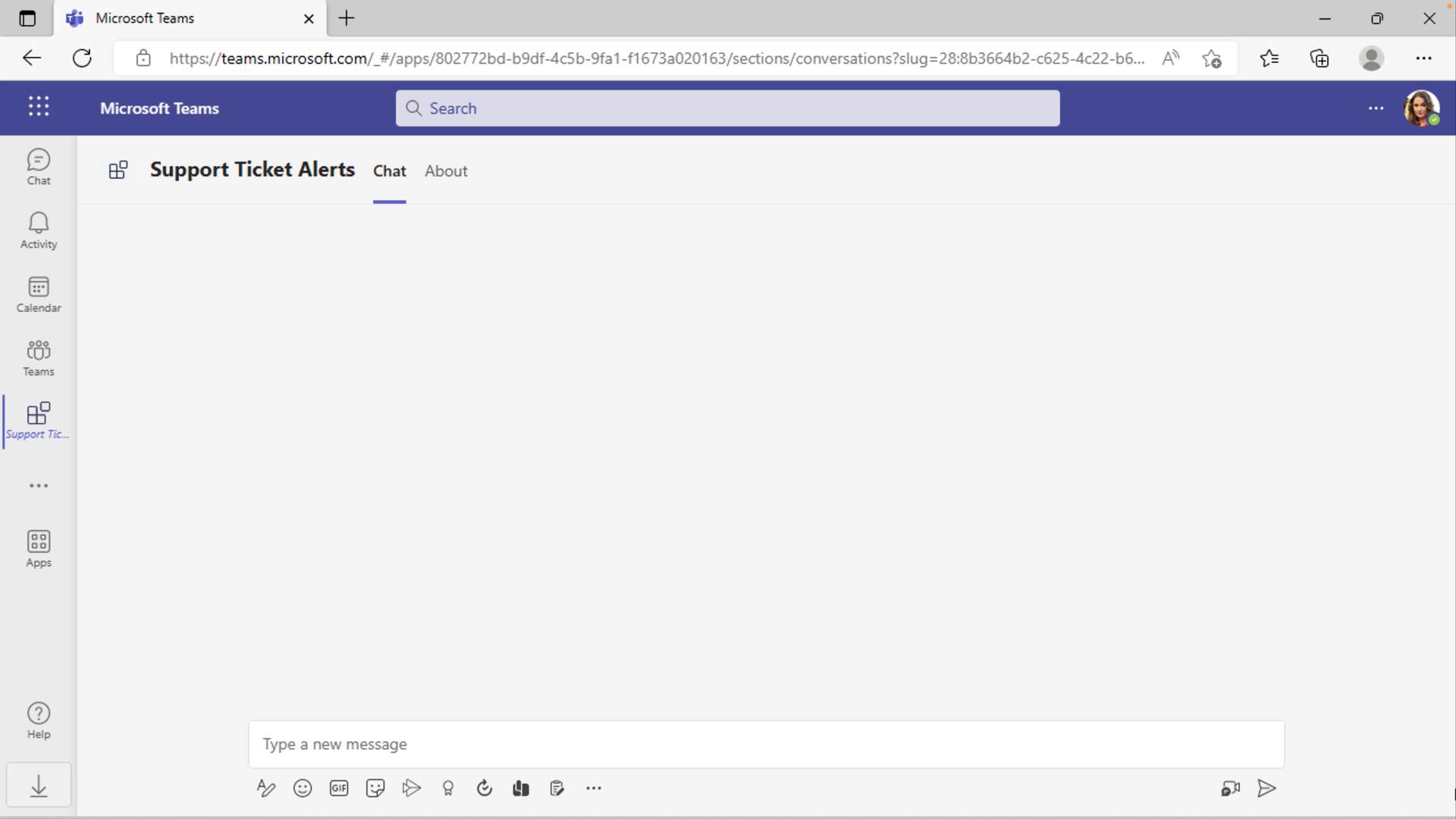 サポート チケット アラートの空のボット チャット ウィンドウを示す Teams Web クライアントのスクリーンショット。