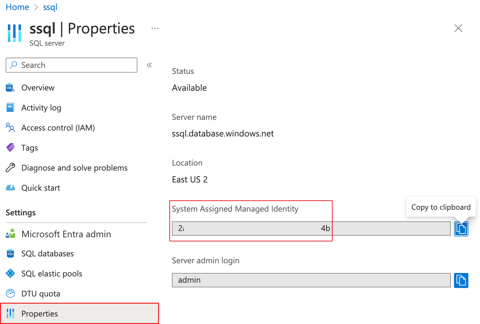 Zrzut ekranu przedstawiający stronę witryny Azure Portal dla serwera logicznego usługi Azure SQL Database. W menu Właściwości wyróżniono tożsamość zarządzaną przypisaną przez system.