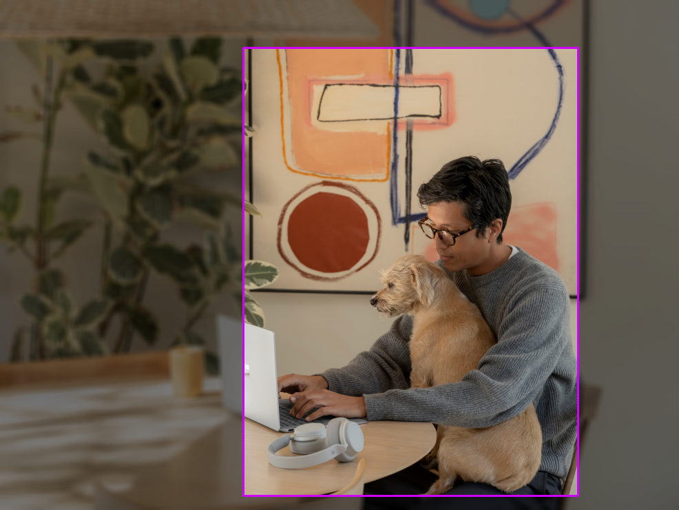 Foto de um homem com um cachorro em uma mesa. Uma caixa delimitadora de taxa de 0,75 é desenhada.