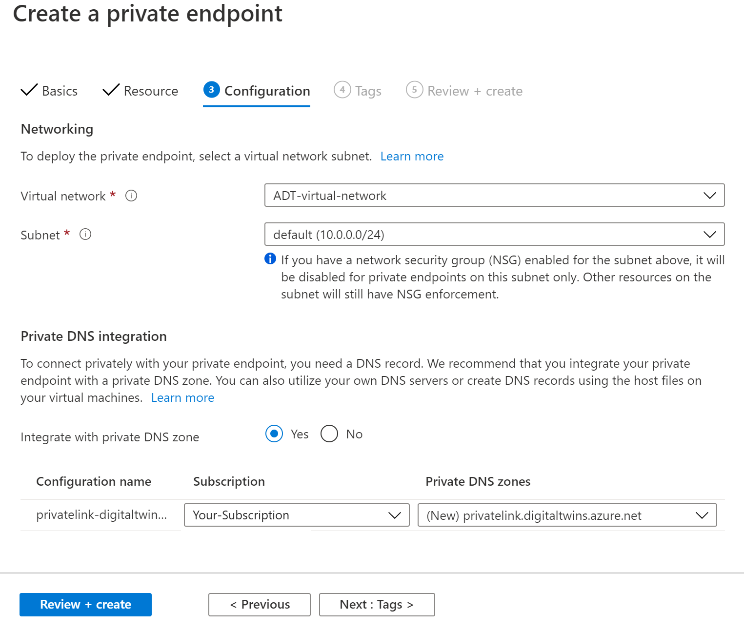 Captura de tela do portal do Azure mostrando a terceira guia (Configuração) da caixa de diálogo Criar um ponto de extremidade privado. Ela contém os campos descritos acima.