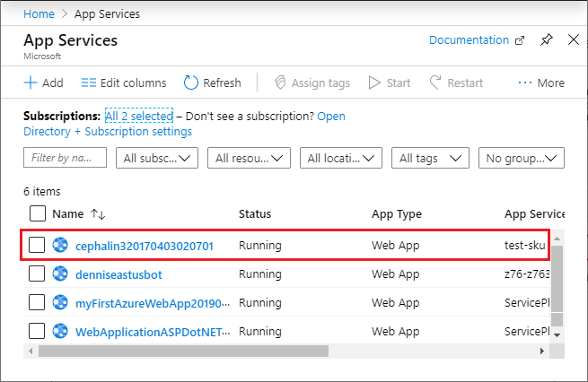 Captura de tela da página Serviços de Aplicativos no portal do Azure mostrando uma lista de todos os aplicativos Web em execução, com o primeiro aplicativo na lista realçado.