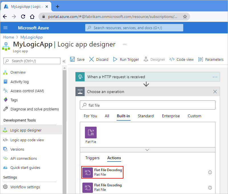 Captura de tela mostrando o portal do Azure e o designer de fluxo de trabalho de consumo com 