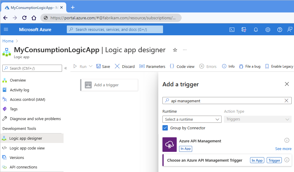 A captura de tela mostra o portal do Azure, o designer de fluxo de trabalho de Consumo e a localização de um gatilho do Gerenciamento de API.