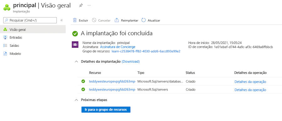 Captura de tela do painel de visão geral do grupo de recursos do portal do Azure para a implantação específica, com um servidor lógico e um recurso de banco de dados listados.