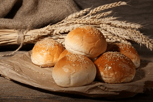 Uma pilha de papéis de pão em uma mesa