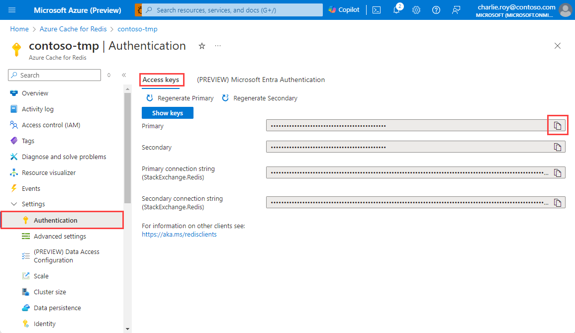 Captura de ecrã que mostra como localizar e copiar uma chave de acesso para uma instância da Cache do Azure para Redis.