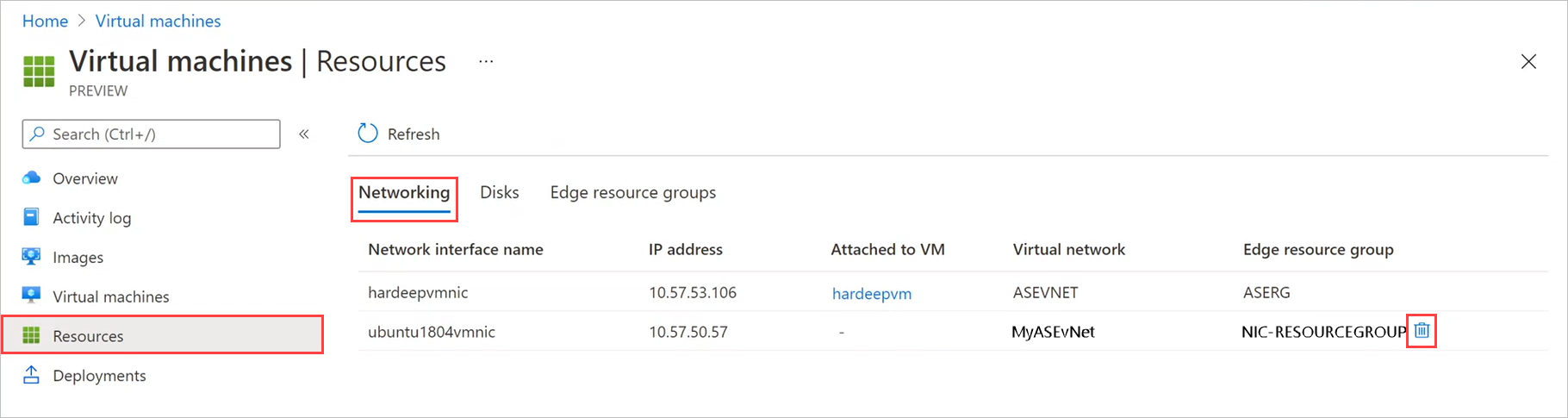 Captura de tela mostrando a folha Rede em recursos de máquina virtual. O ícone de exclusão para uma interface de rede desconectada é realçado.