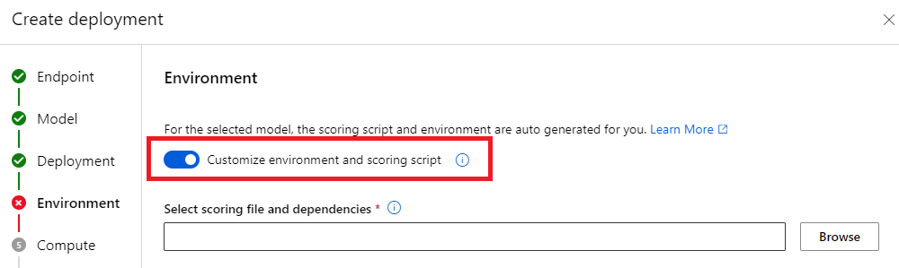 Captura de tela da etapa em que você pode configurar o script de pontuação em uma nova implantação quando o modelo tiver o formato MLflow.