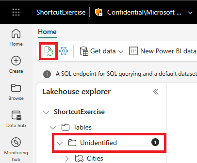 Captura de tela do portal Fabric mostrando o botão de atualização na barra de menus horizontal e as tabelas não identificadas em ShortcutExercise no Lakehouse explorer.