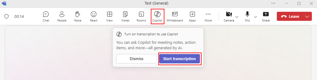 Captura de ecrã a mostrar a opção Copilot e o botão iniciar transcrição numa reunião do Teams.