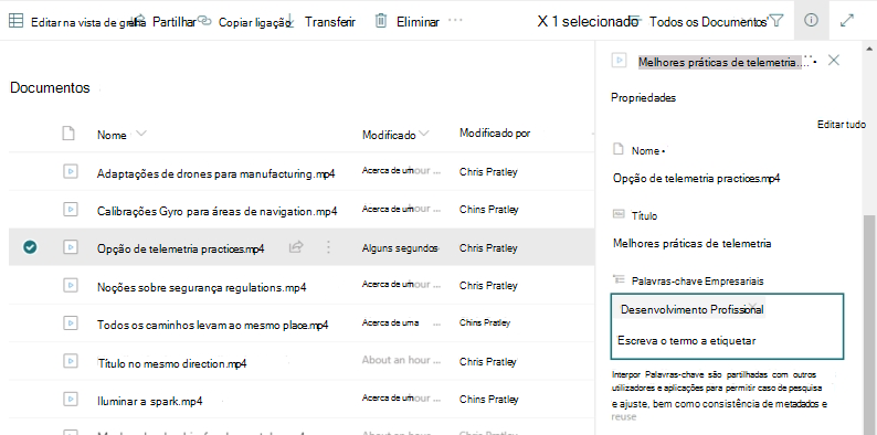 Lista de ficheiros numa biblioteca de documentos, com o painel de detalhes aberto para um dos ficheiros e o campo Palavras-chave Empresariais preenchido com uma palavra-chave de 