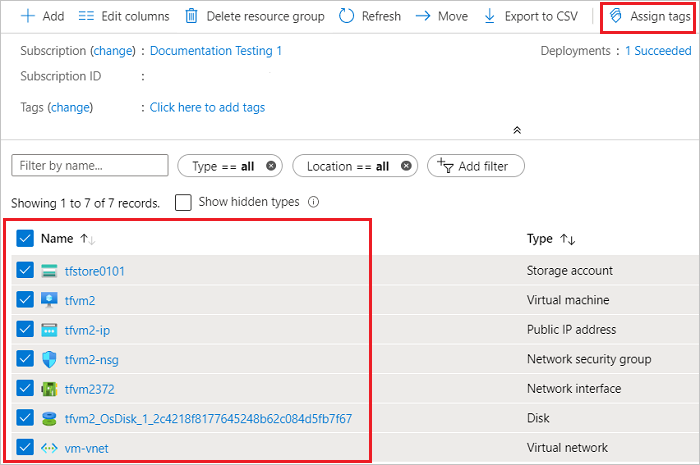 Снимок экрана: портал Azure с несколькими ресурсами, выбранными для массового назначения тегов.