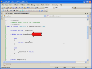 Satırlardan birinde Some Text özniteliğini gösteren kırmızı ok bulunan Microsoft Visual Studio penceresinin ekran görüntüsü.