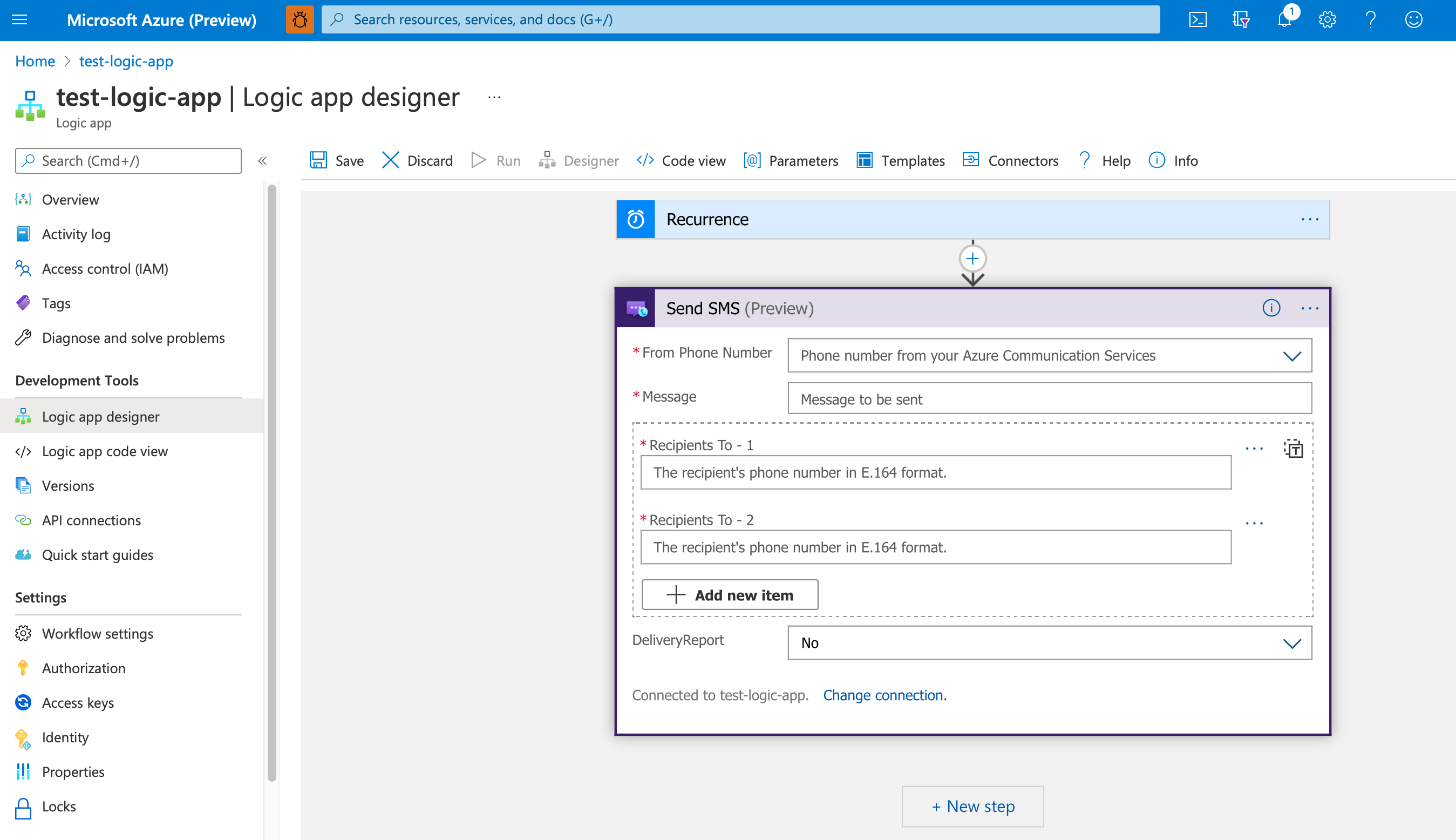 Logic App Designer'a açık olan Azure portalını ve Azure İletişim Hizmetleri bağlayıcısı için SMS Gönder eylemini kullanan örnek bir mantıksal uygulamayı gösteren ekran görüntüsü.