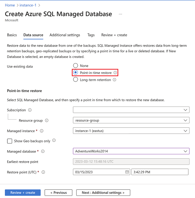 Azure 门户的屏幕截图，其中显示了“创建 Azure SQL 托管数据库”页面的“数据源”选项卡，其中选择了时间点还原。