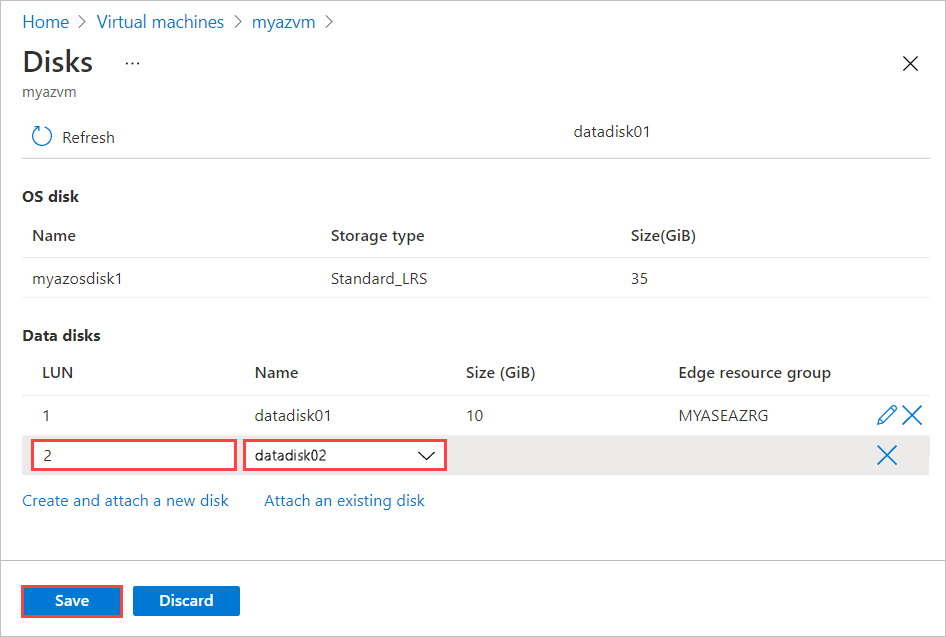 添加现有磁盘后 Azure Stack Edge 虚拟机的“磁盘”边栏选项卡屏幕截图。突出显示了磁盘的 LUN 编号和名称以及“保存”按钮。