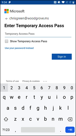 说明如何使用工作或学校帐户输入临时访问密码的屏幕截图