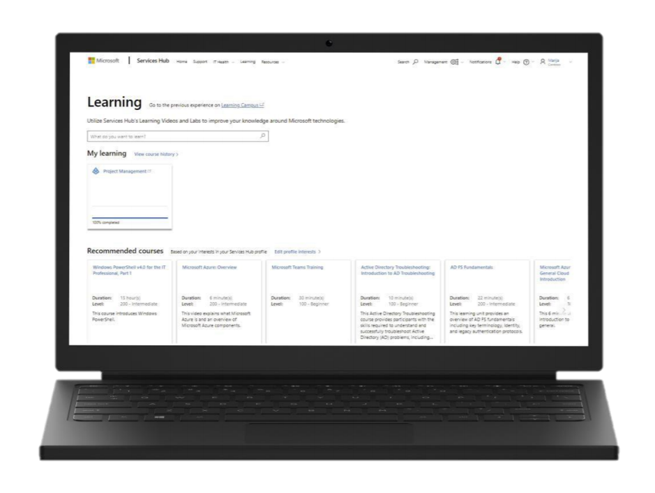 膝上型電腦顯示 Microsoft Services Hub 中的 [學習] 畫面。螢幕擷取畫面。