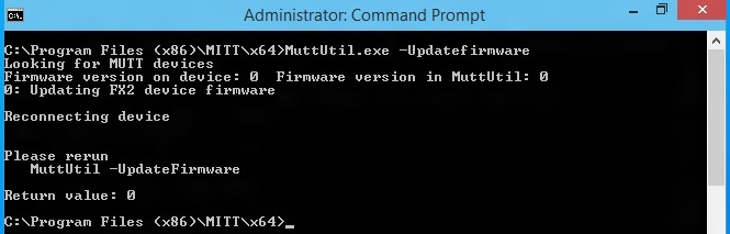 顯示 「administrator： Command Prompt」 中 「MuttUtil.exe -UpdateFirmware」 命令執行的螢幕快照。